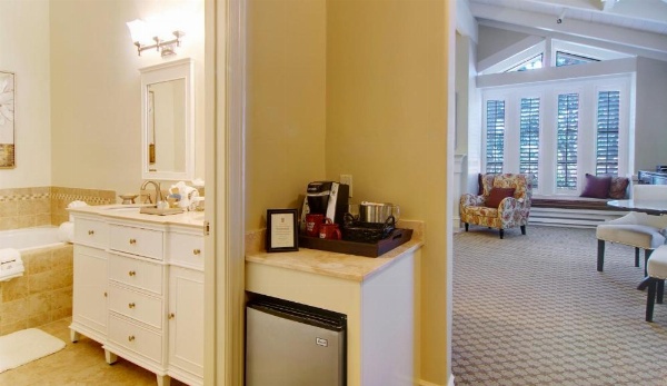 Carriage House Inn image 19